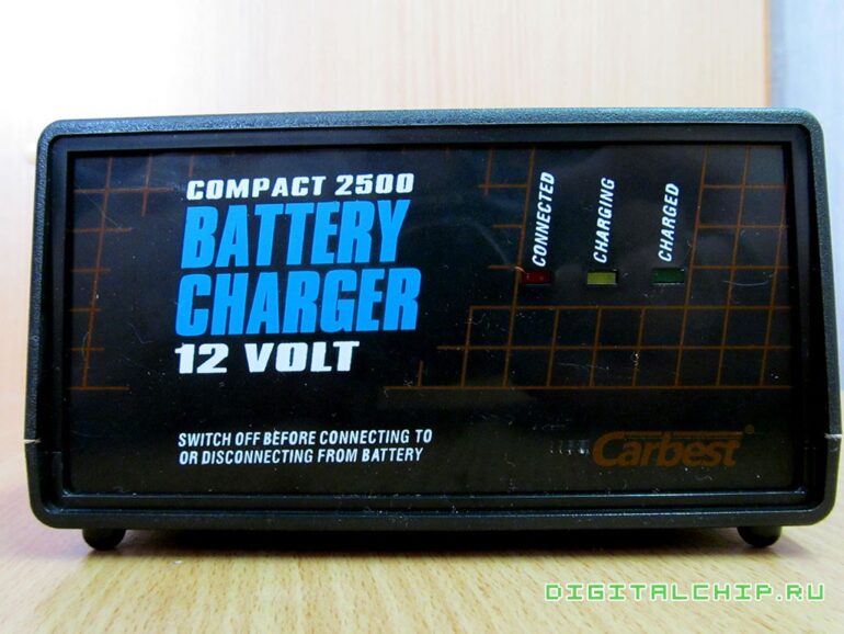 Зарядное устройство для стартерных батарей Compact 2500. Передняя панель.